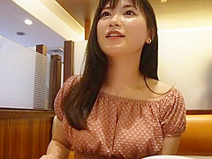 ザーメン大好きの淫乱美女がイラマチオと手マンで濡れる乱交セックス